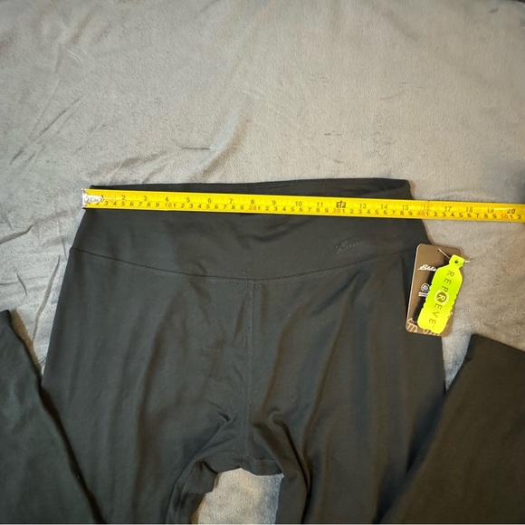 Eddie Bauer Black Streamlined Leggings

#1105 - Picture 2 of 6